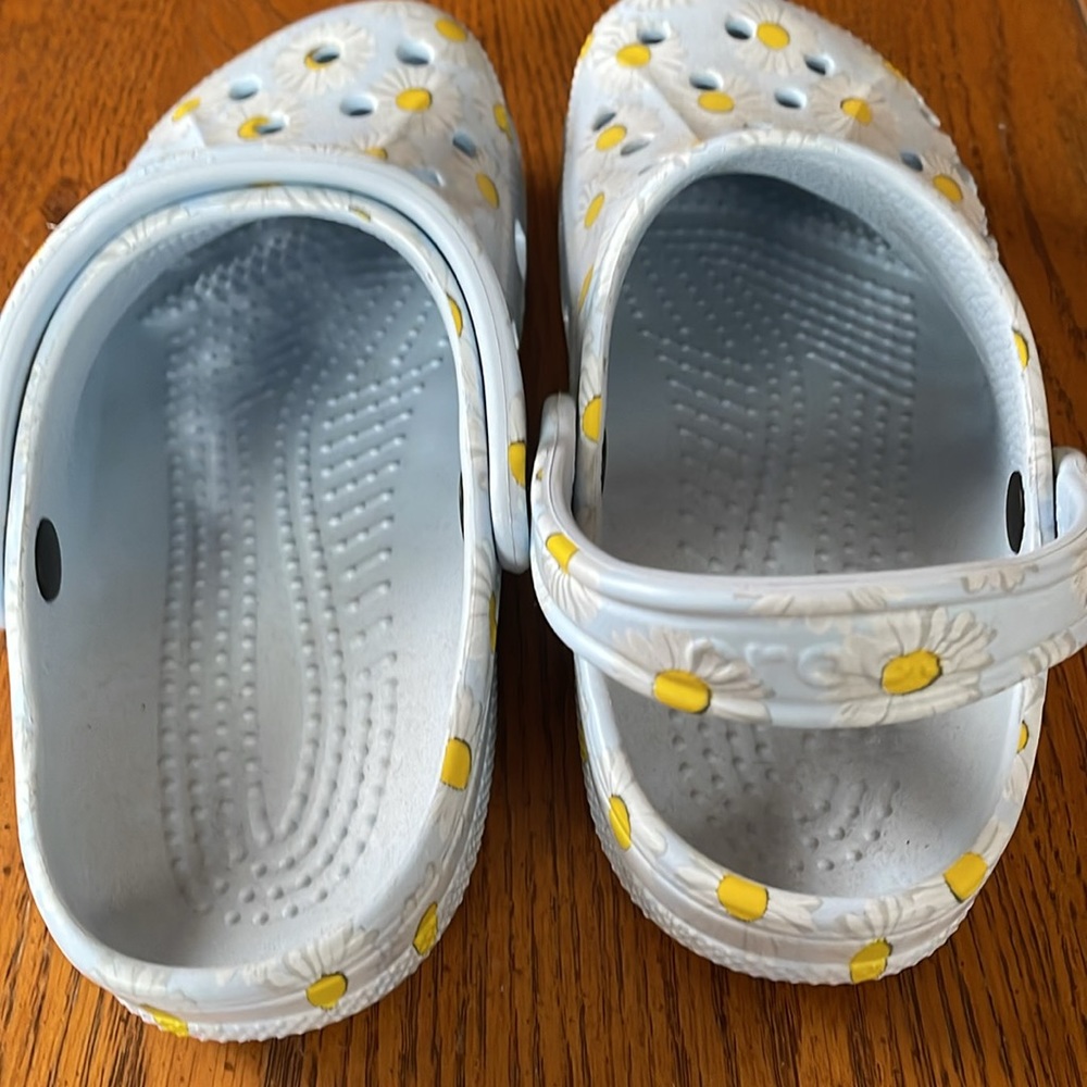 Crocs - light blue daisy print in yellow/white - Picture 4 of 4